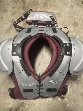 Douglas Nitro 25M Football Shoulder Pads Size Medium 18"-19"